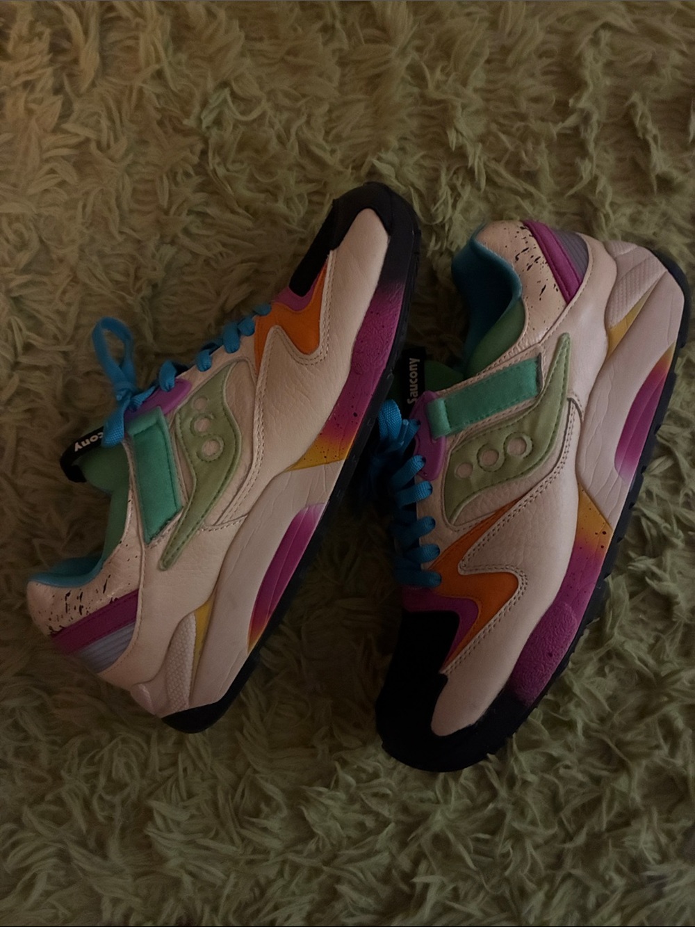 Saucony Shoe Gallary Grid 9000
Locals Only. Great shoe super clean RARE,